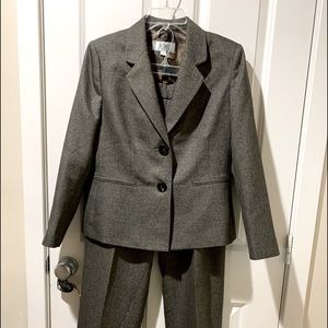 New Le Suit Petite business suit. Size 10P. Gray texture fabric 2 buttons.